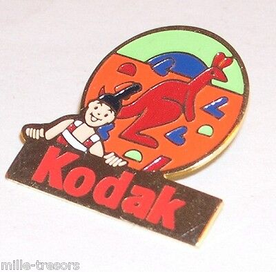 Ancien PIN'S KODAK  PATINAGE de vitesse Kodakette 