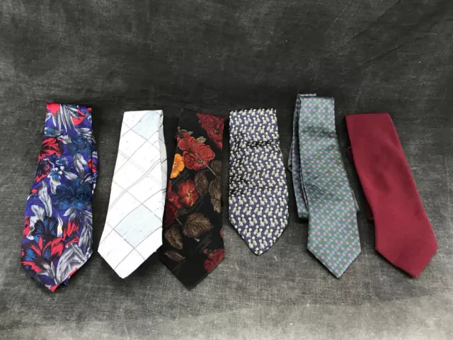 Lot de six cravates de marque diverses / Yves Saint-Laurent, palais des doges