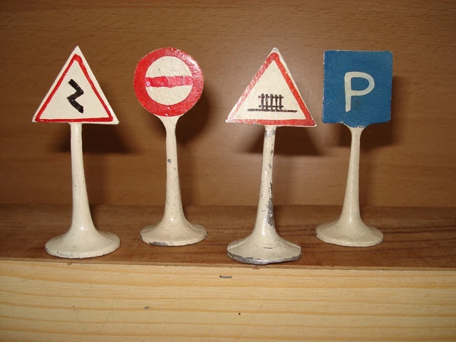 quiralu-un-lot-de-4-panneaux-de-signalisation-routiere-tres-bon-etat
