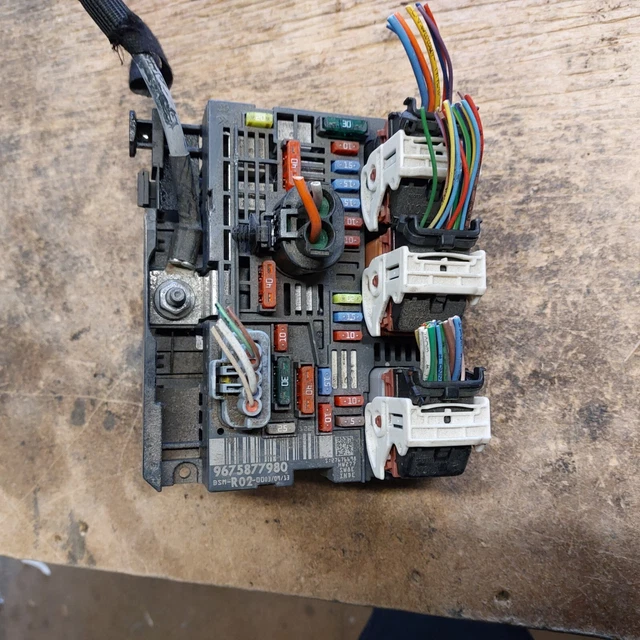 CITROEN C4 PEUGEOT Engine Bay Fuse Box 9675877980 BSMR0200 + Plugs