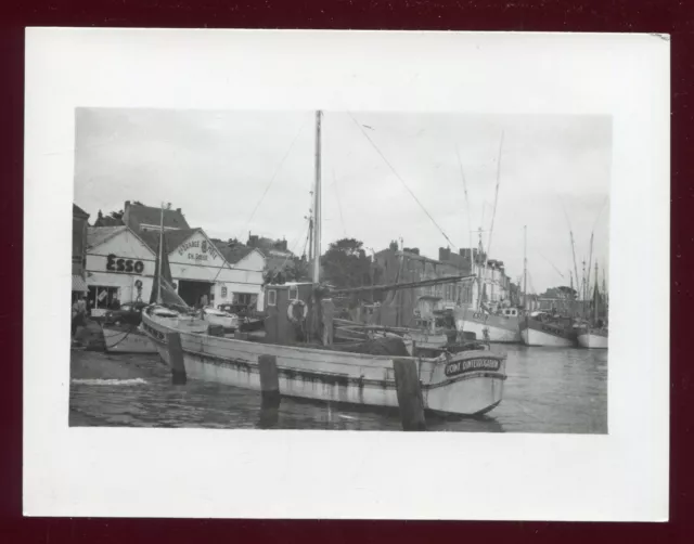 photo ancienne . Les Sables d'Olonne . Bateau " Point d'interrogation . Garage