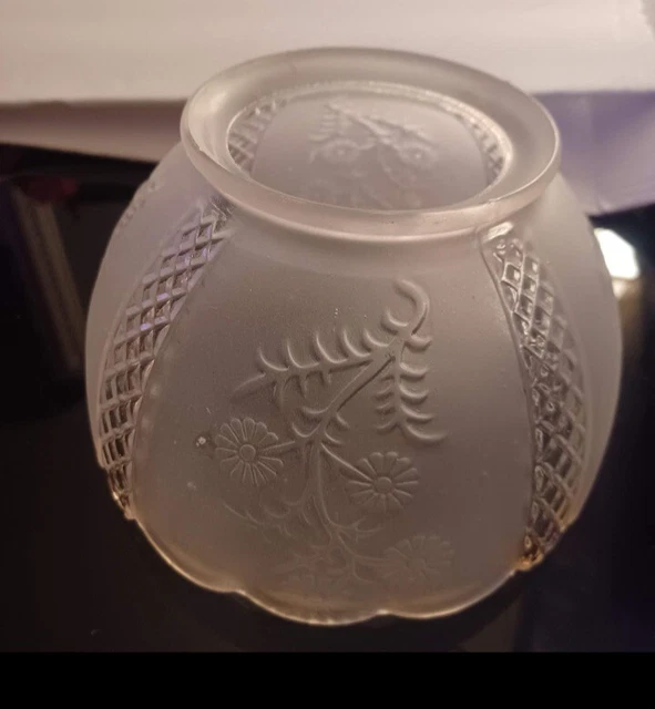 Vtg 3” ID  4” OD Fitter Frosted FLoral ETCHED FILIGREE GLASS GAS  LAMP SHADE 1
