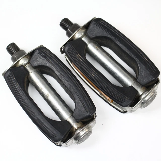 Vintage Schwinn Bow Pedals With Reflectors From a 1980 Suburban Vintage Schwinn Bow Pedals With Reflectors From a 1980 Suburban
