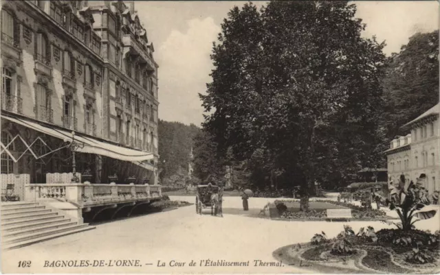 CPA BAGNOLES-de-l'ORNE-La Cour de l'Etablissement Thermal (29409)