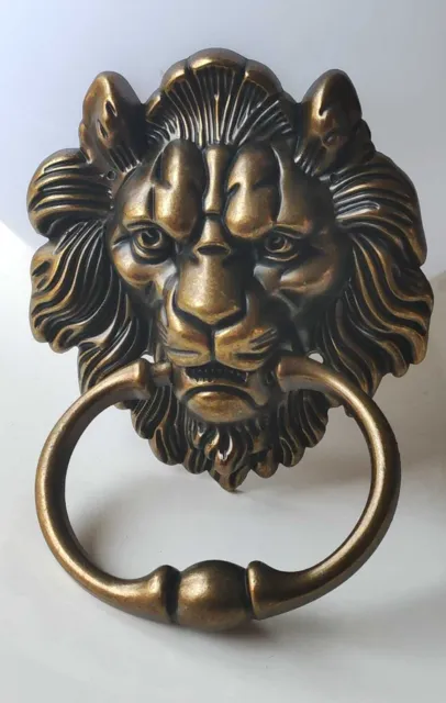 Heurtoir/Marteau de porte Zoomorphe forme Tête de lion. Patine Bronze Antique