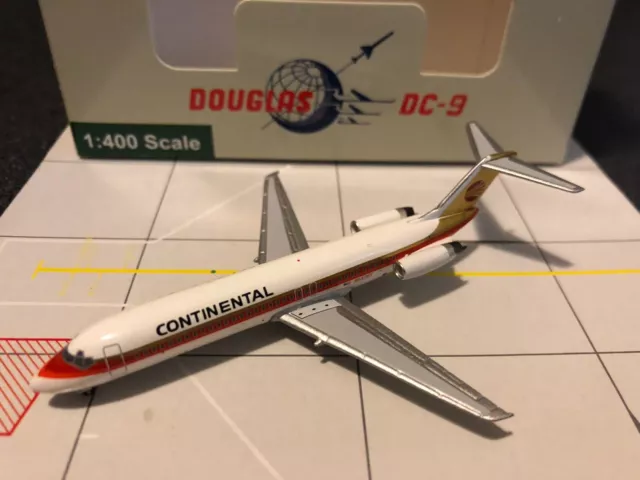 Aeroclassics Continental Airlines Douglas DC-9-32 1980 Red Meatball Color N543NY