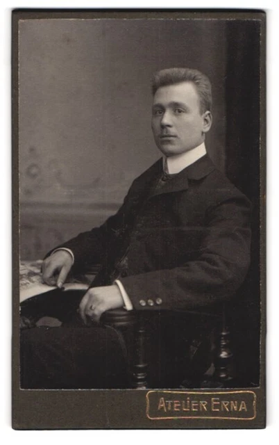 Fotografie Atelier Erna, Düsseldorf, Nordstraße 79, Sitzender Jüngling mit Igel