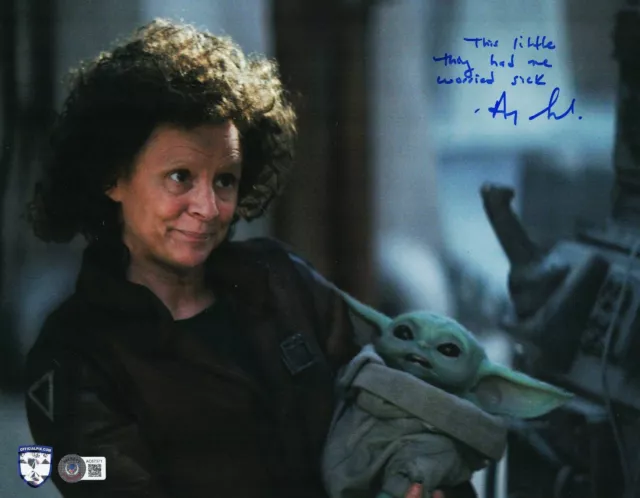 AMY SEDARIS Firmado STAR WARS Mandalorian PELI LEMA 11x14 Foto Oficial Pix BAJO