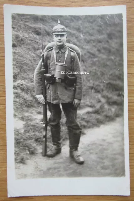 Altes Portrait Foto Soldat mit Pickelhaube / Gasmaskendose / Ausrüstung 1. WK