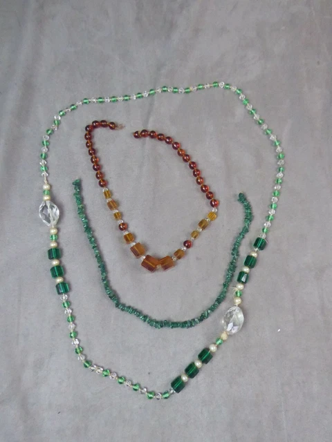 Lot de 3 COLLIERS années 70, en perles de verre.