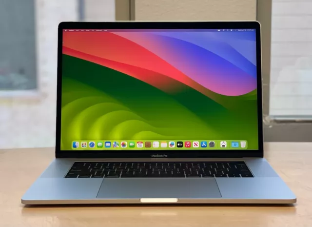 Apple MacBook Pro Touch Bar 2019 - 15" Silver i7 - 2.60GHz 16GB 256GB SSD (965)