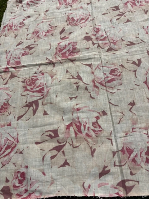 TAPIS DE TABLE début XXe en filet de coton brodé et frangé - 142 cm x