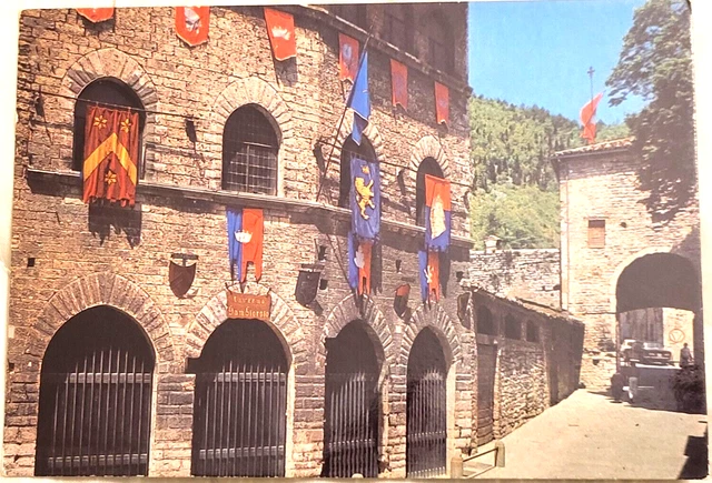 CARTOLINA GUBBIO PALAZZO DEL CAPITANO DEL POPOLO CON I GONFALONI (non viaggiate)