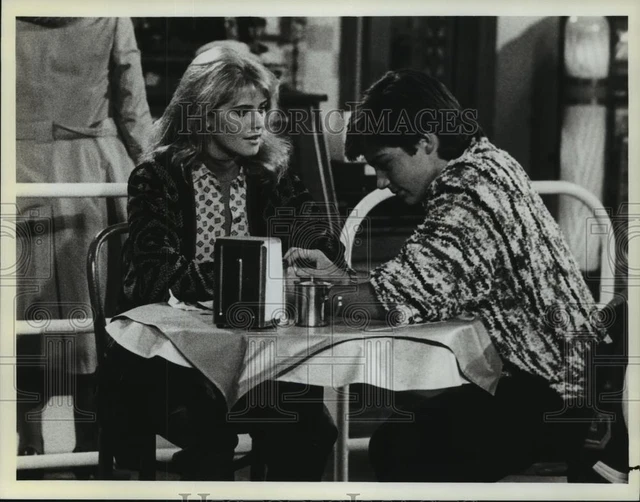 1986 Press Photo Actor Jason Bateman, Kristy Swanson on "Valerie" NBC TV Series