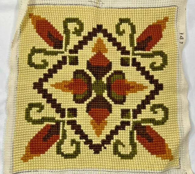 Top de almohada con aguja bordada a mano década de 1970 lista para terminar 14x14 vintage 9104