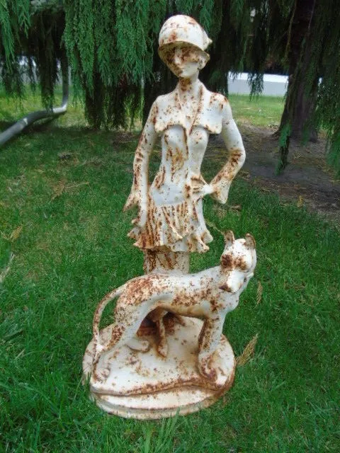 statue en fonte pat blanc rouillé d un élégante femme et son dog allemend  ...