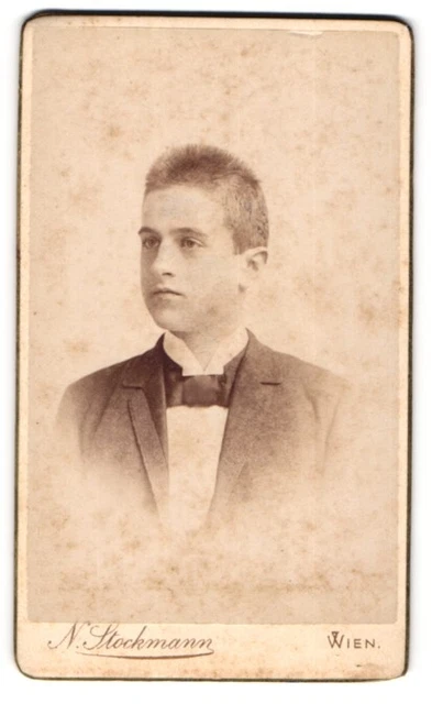 Fotografie N. Stockmann, Wien, Praterstr. 10, Portrait junger Mann mit Fliege i
