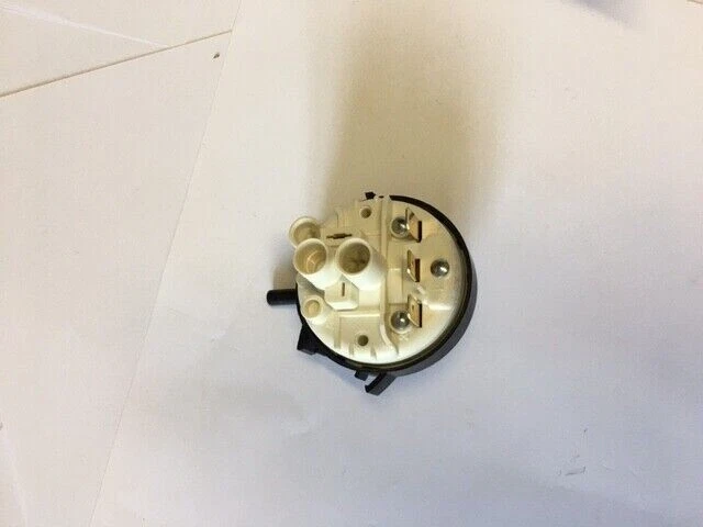 NEUF 481010868584 C00533053 W11211194 VENTILATEUR BOITE 225 OKI