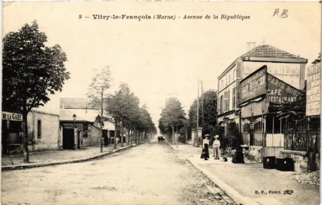 CPA AK VITRY-le-FRANCOIS Avenue de la Republique (495863)