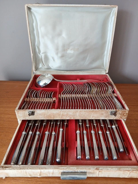 MÉNAGÈRE 36 PIÈCES EN MÉTAL ARGENTÉ DE L'ORFÈVRERIE CHRISTOFLE