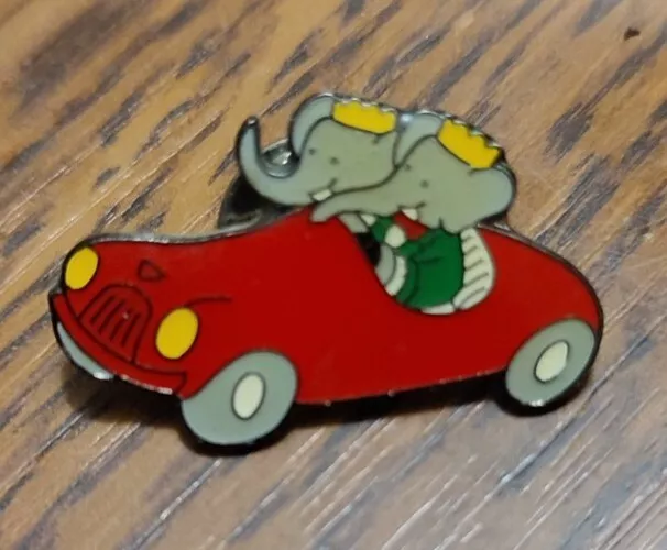 Pin's BABAR et CELESTE en voiture - Corner 151 - L. De Brunhoff au dos