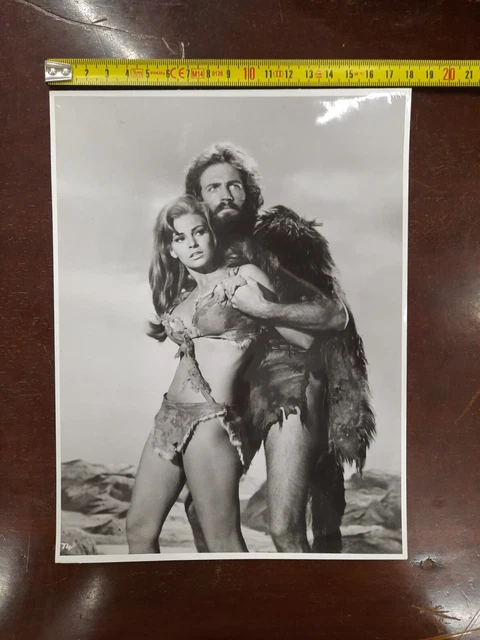 Foto Cinematografica Dal Film Un Milione Di Anni Fa , Foto Di Raquel Welch