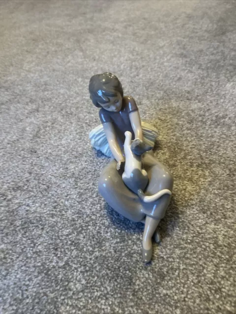 Vintage 1981 Nao Lladro Figurine "Girl Playing With Kitten" Hand Made In Spain