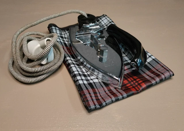 ANCIEN FER À repasser de voyage avec sa pochette collection décoration