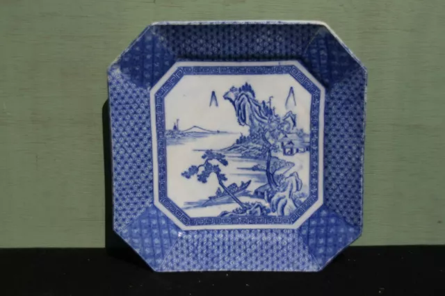 ancienne assiette octogonale porcelaine blanc bleu de chine. **