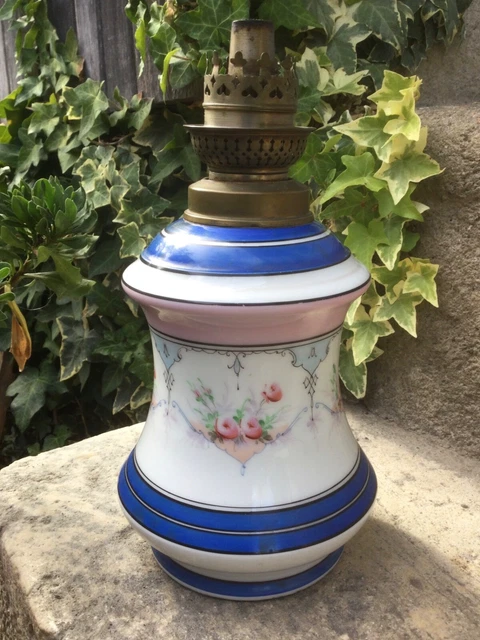 Paire de Lampes à Pétrole en Porcelaine, électrifiées - Fin XIXe - Antiquités Lecomte