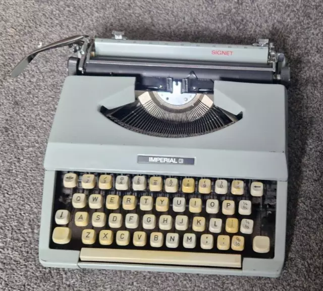 Máquina de escribir vintage con sello imperial color azul gris