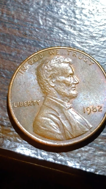 1982 Small Date Lincoln Memorial Copper Cent Penny, no mint mark 3.1g