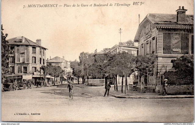 95 MONTMORENCY - la place de la gare et bld de l'ermitage