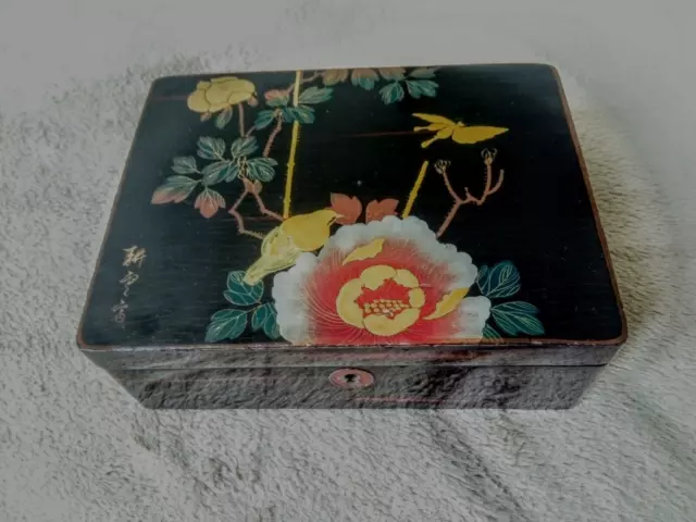 coffret/boîte à bijoux en bois laqué à décor fleur et oiseau. Chine ,Japon ?