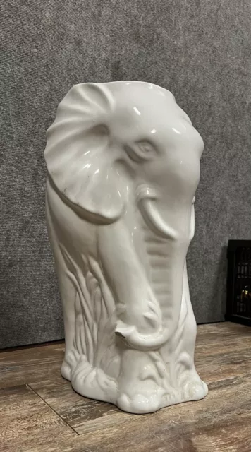 Grand vase vintage a l'éléphant en céramique blanche vers 1970-1980