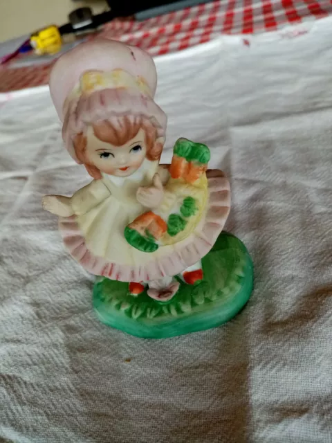 Figurine En Biscuit Ceramique Peint D'une Petite Fille Tenant Un Panier