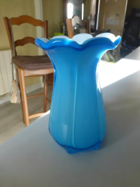 superbe Vase vintage bleu  en verre  doublé intérieur Blanc col collerette