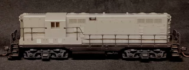 Kato ~ Gp9 Locomotive  ~Ho Scale  Undecorated