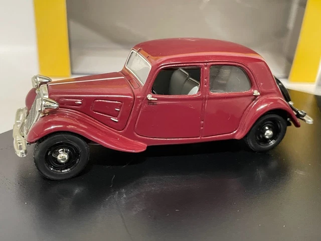 voiture miniature 1/43 Norev 4cv Numéro 5