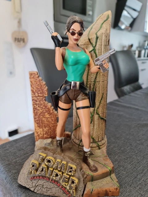 TOMB RAIDER LARA Croft 1999 Playmates Jungle Outfit Action Figure Orig