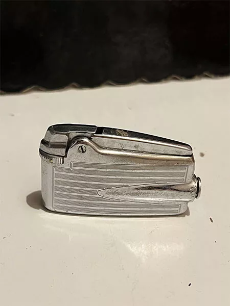 Accendino da collezione vintage Colibri MonogasPlaccato in argento con motivo