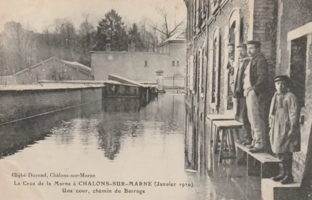 CPA 51 Crue de la Marne a CHALONS sur MARNE Une Cour Chemin du Barrage