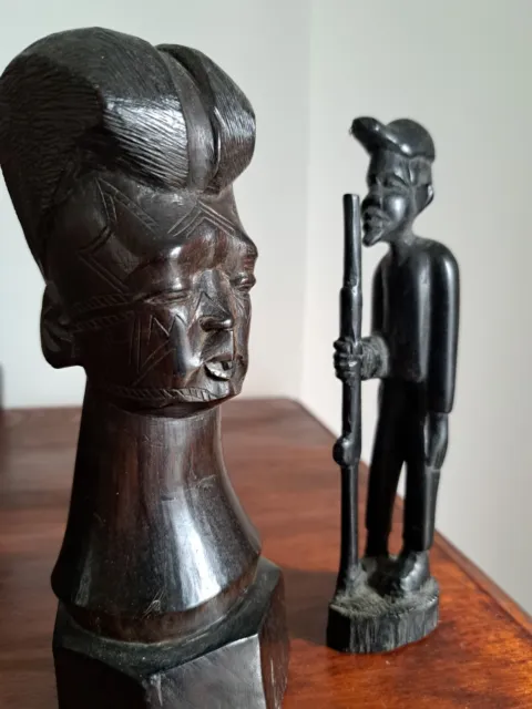 Dos figuras de arte Makonde de Mozambique. Arte africano. Africa.