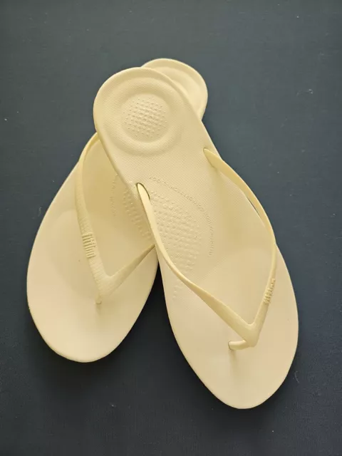 Women's Shoes FitFlop iQUSHION ERGONOMIC Flip Flop Thong Sandals size 10 white