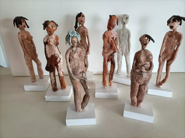 8 statuettes en céramique le peuple debout hauteur de 25 à 28 cm pièces uniques