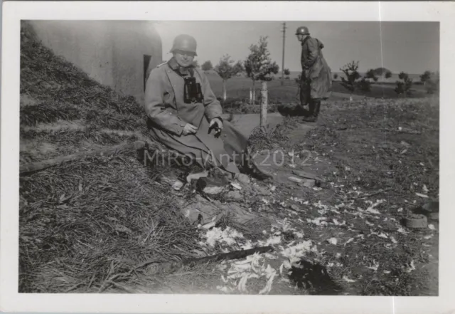 Foto, Wk2, Leutnant Kamecke sitzt vor einem Bunker im Oktober 1938 (N)50270