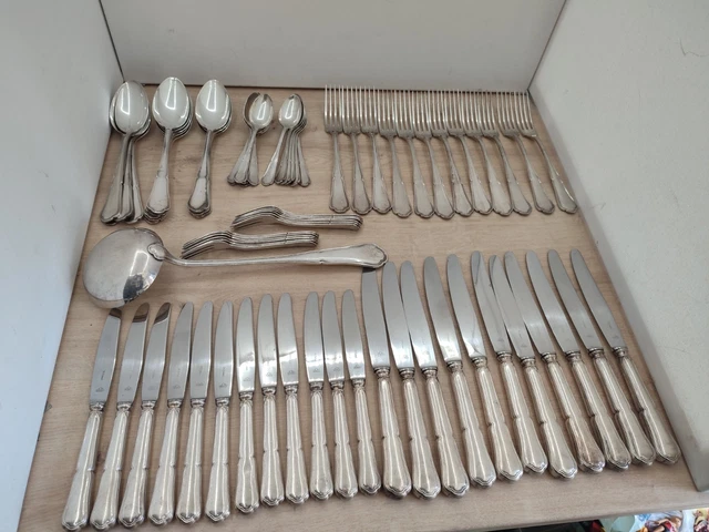 Lot de métal argenté , 3 pinces à sucre et 5 louchettes à saupoudrer