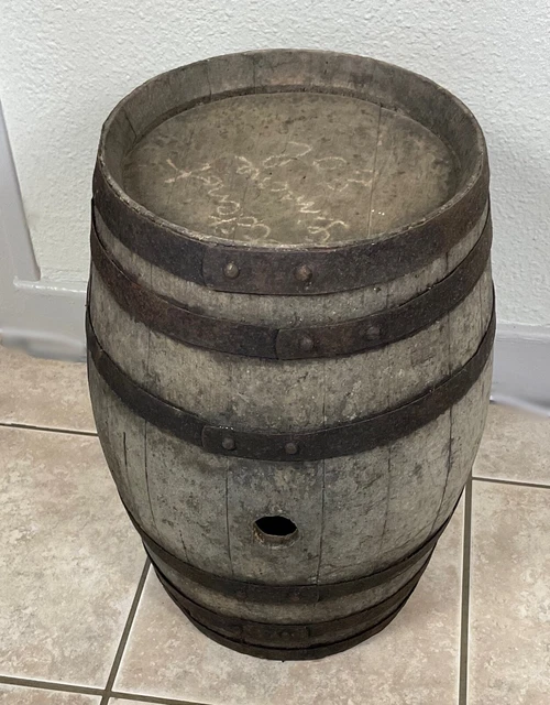 Ancien Tonneau Fût En Chêne Avec Cerclage En Fer – Déco Cave Vigne