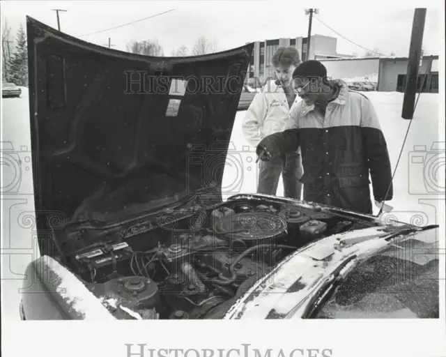 1986 Press Photo Terrell Walker & Kevin Downie look at 1975 Toyota Cobra, Alaska