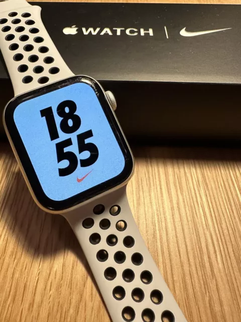 APPLE WATCH NIKE Series 6 MG293B A 44 mm Smartwatch Aluminium